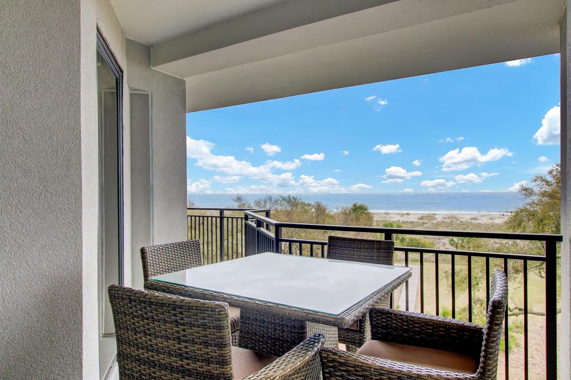 Holiday home 303a Shipwatch By Avantstay Ocean View Shared Pool Boardwalk To Isle of Palms