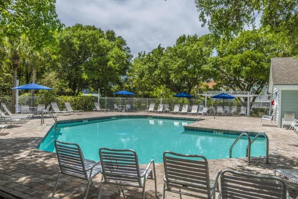 72 Pelican Bay Avantstay Community Pool Decks *