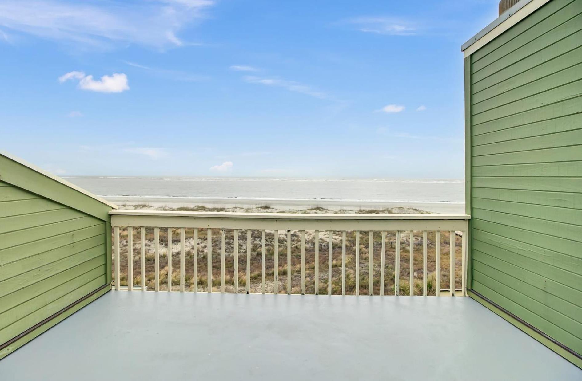 A Finer View By Avantstay Ocean Views Beachfront Living Shared Pool Apartment Isle of Palms