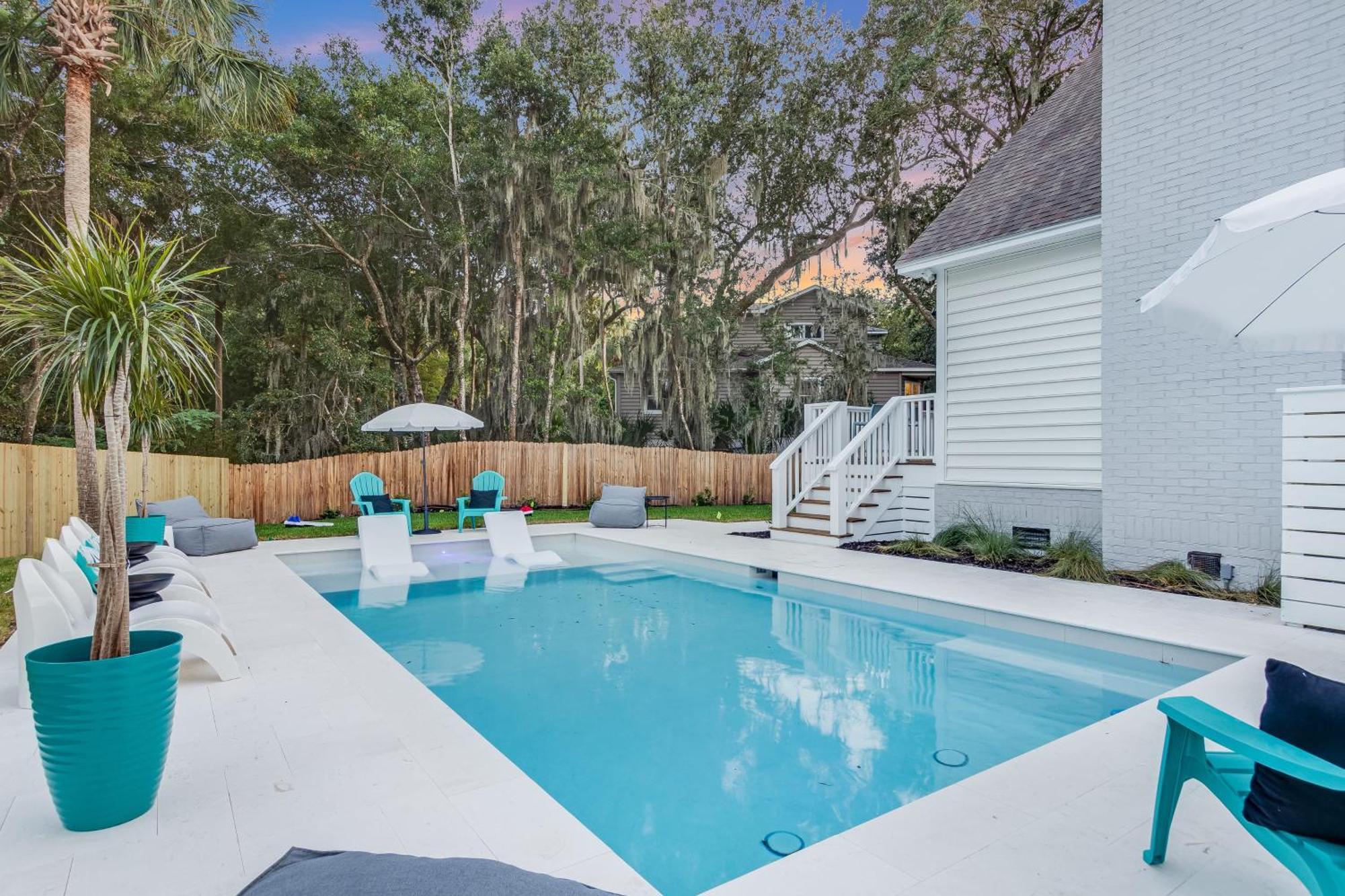 Southern Oasis By Avantstay 0.5mi Walk To The Pool Patio Large Yard Holiday home