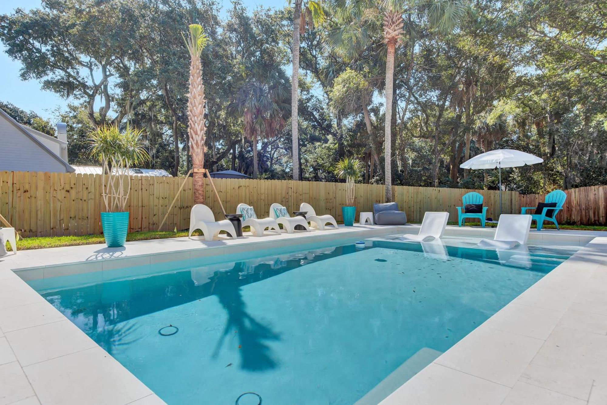 Southern Oasis By Avantstay 0.5mi Walk To The Pool Patio Large Yard Holiday home *