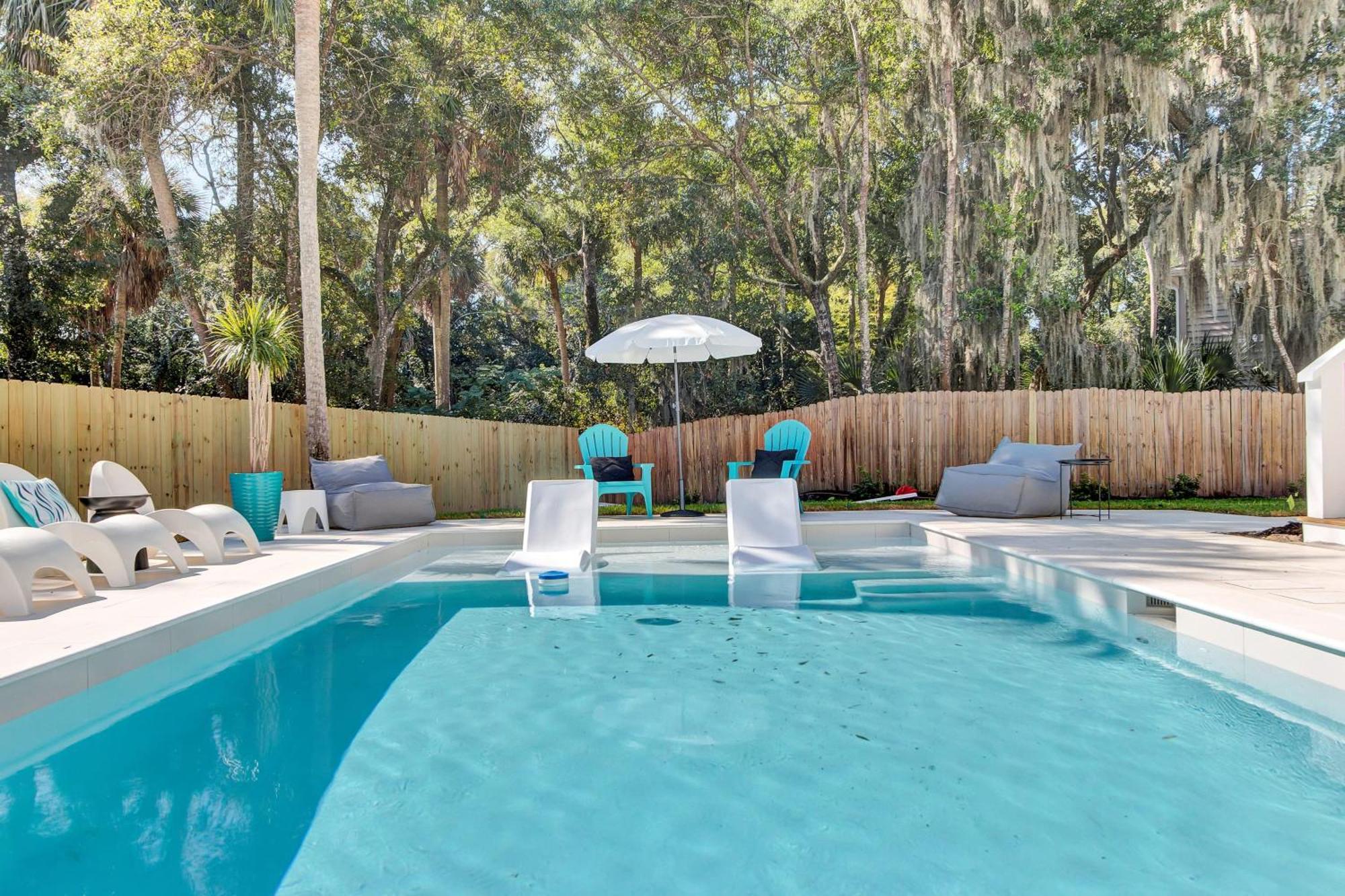 Southern Oasis By Avantstay 0.5mi Walk To The Pool Patio Large Yard Isle of Palms