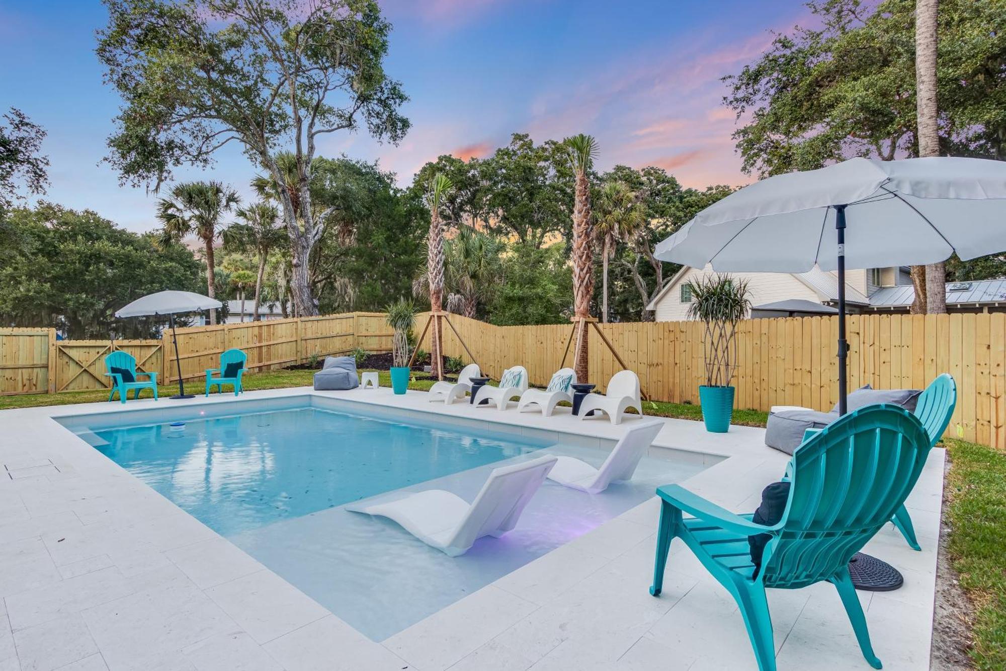 Holiday home Southern Oasis By Avantstay 0.5mi Walk To The Pool Patio Large Yard Isle of Palms