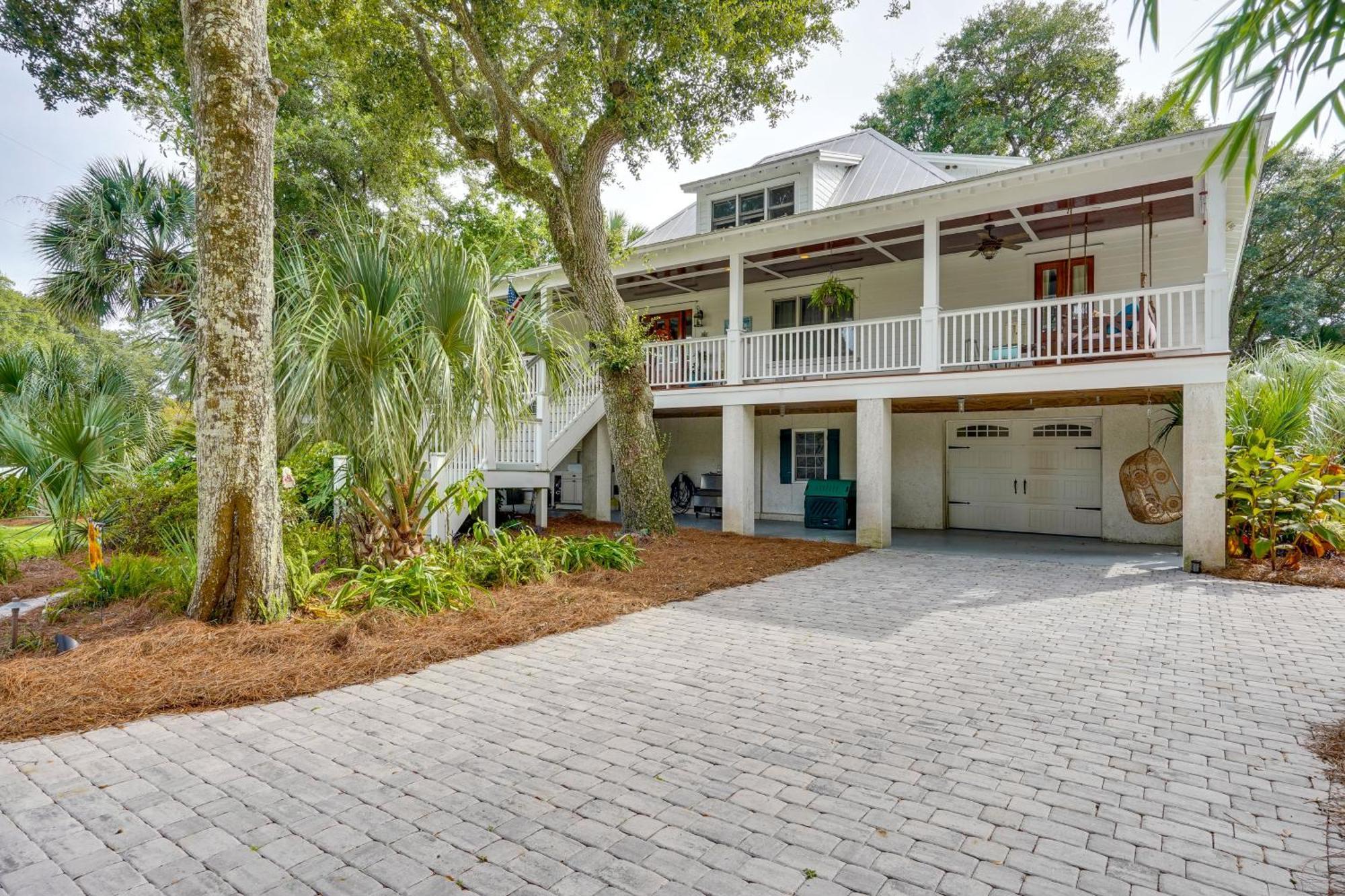 Walk To Gem With Pool And In Isle Of Palms! Holiday home