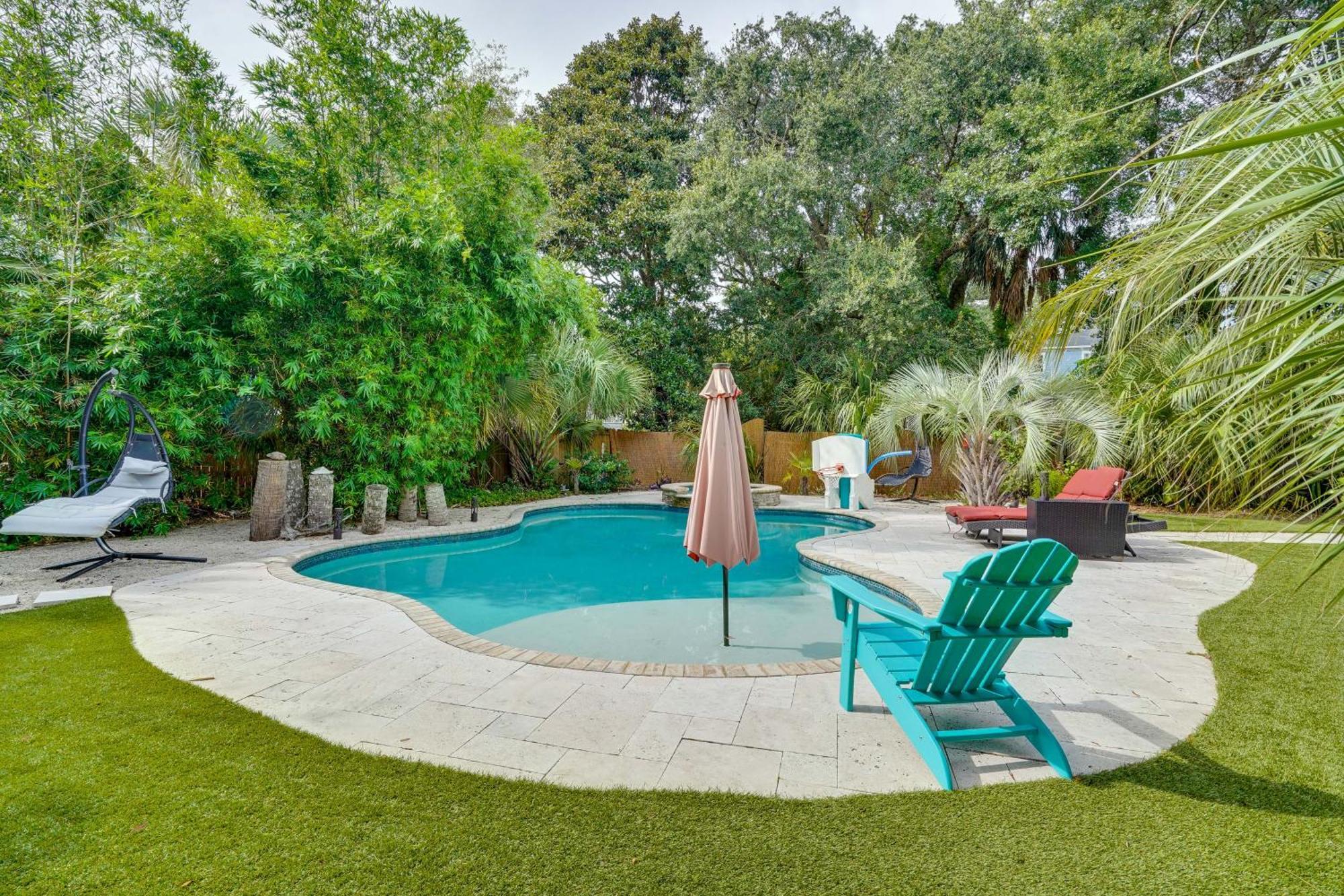 Holiday home Walk To Gem With Pool And In Isle Of Palms! *