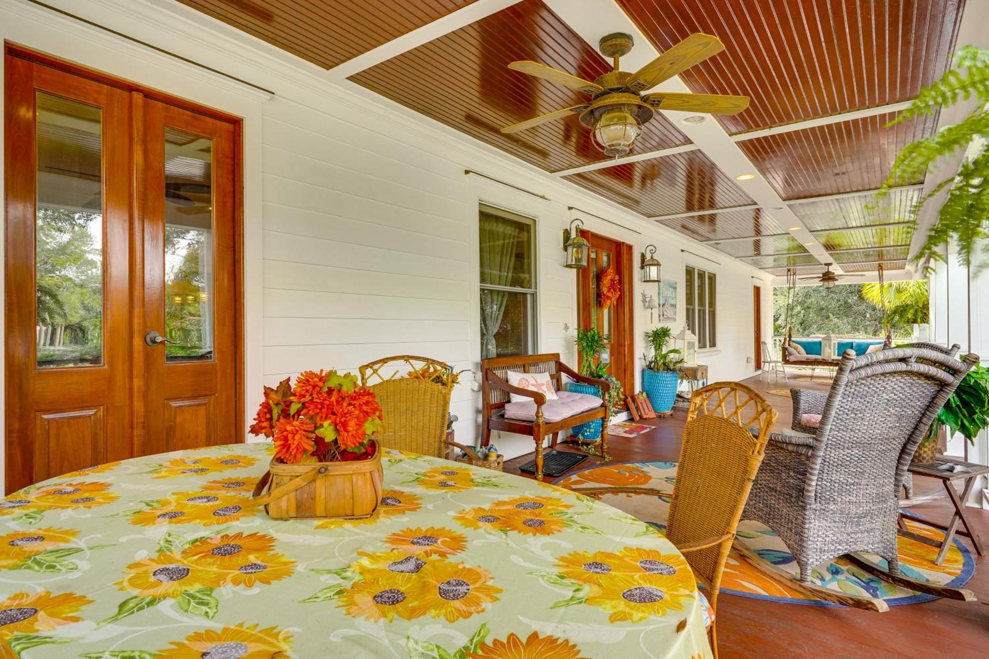 Walk To Gem With Pool And In Isle Of Palms! Holiday home Isle of Palms
