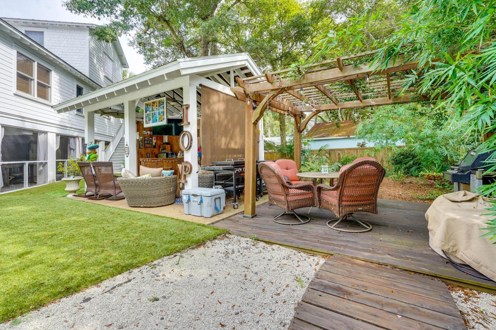 Walk To Gem With Pool And In Isle Of Palms! Holiday home