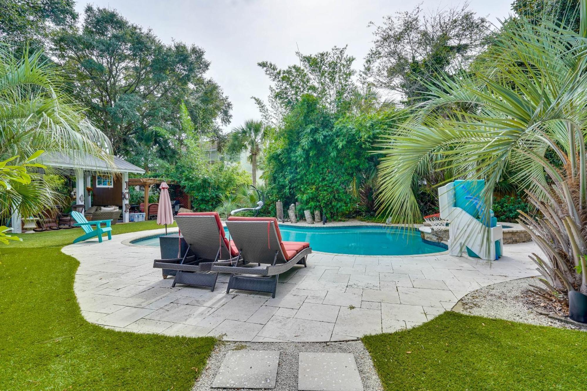 Walk To Gem With Pool And In Isle Of Palms! Holiday home *