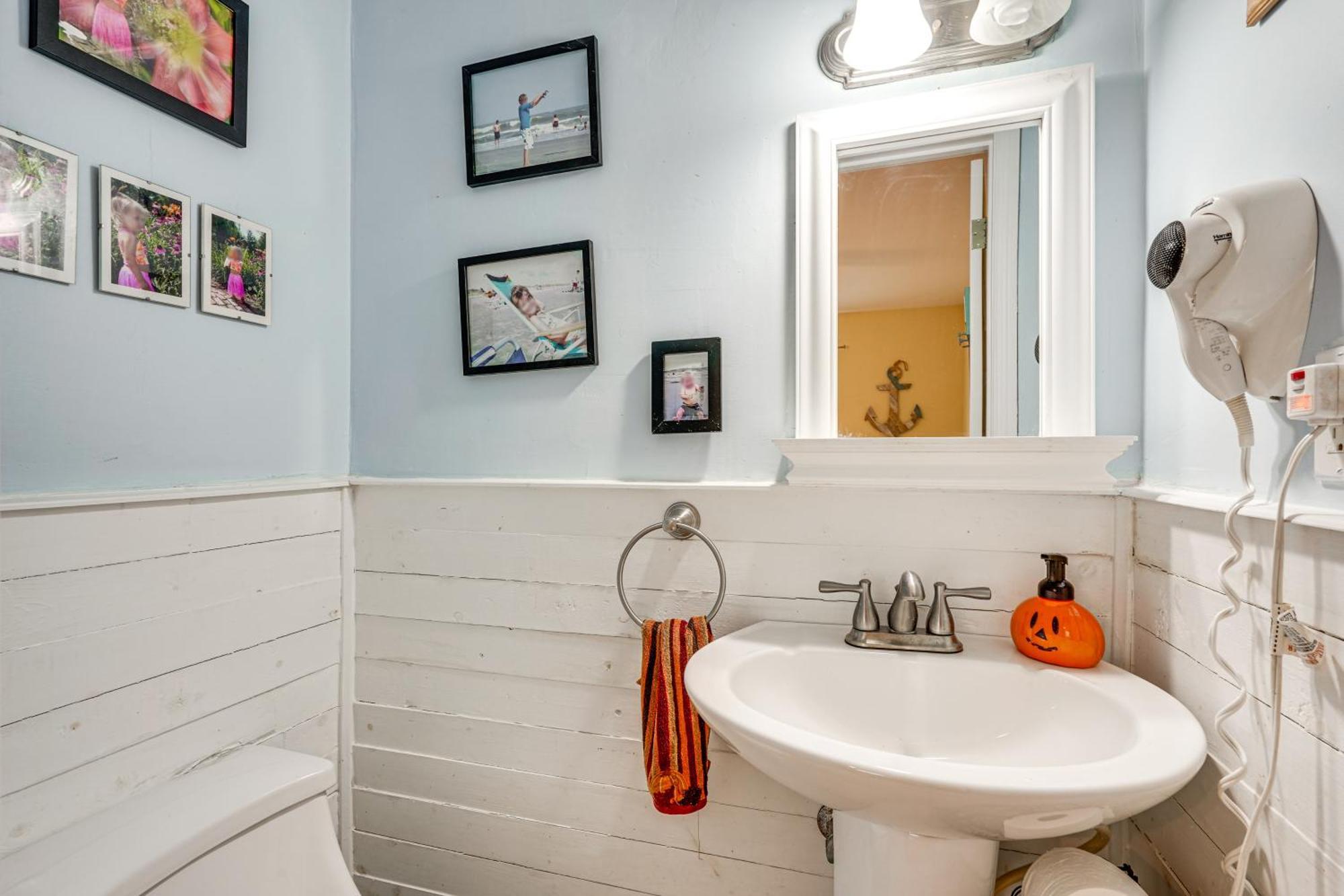 Walk To Gem With Pool And In Isle Of Palms! Holiday home Isle of Palms