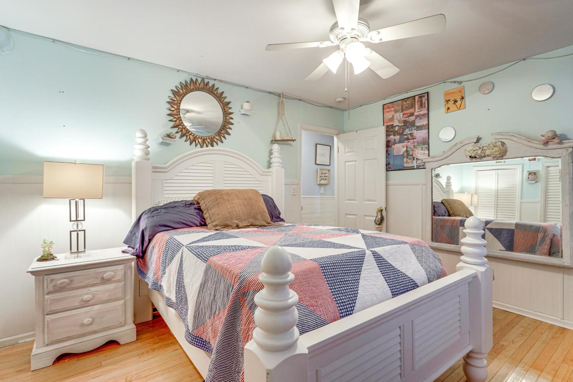 Walk To Gem With Pool And In Isle Of Palms! Holiday home