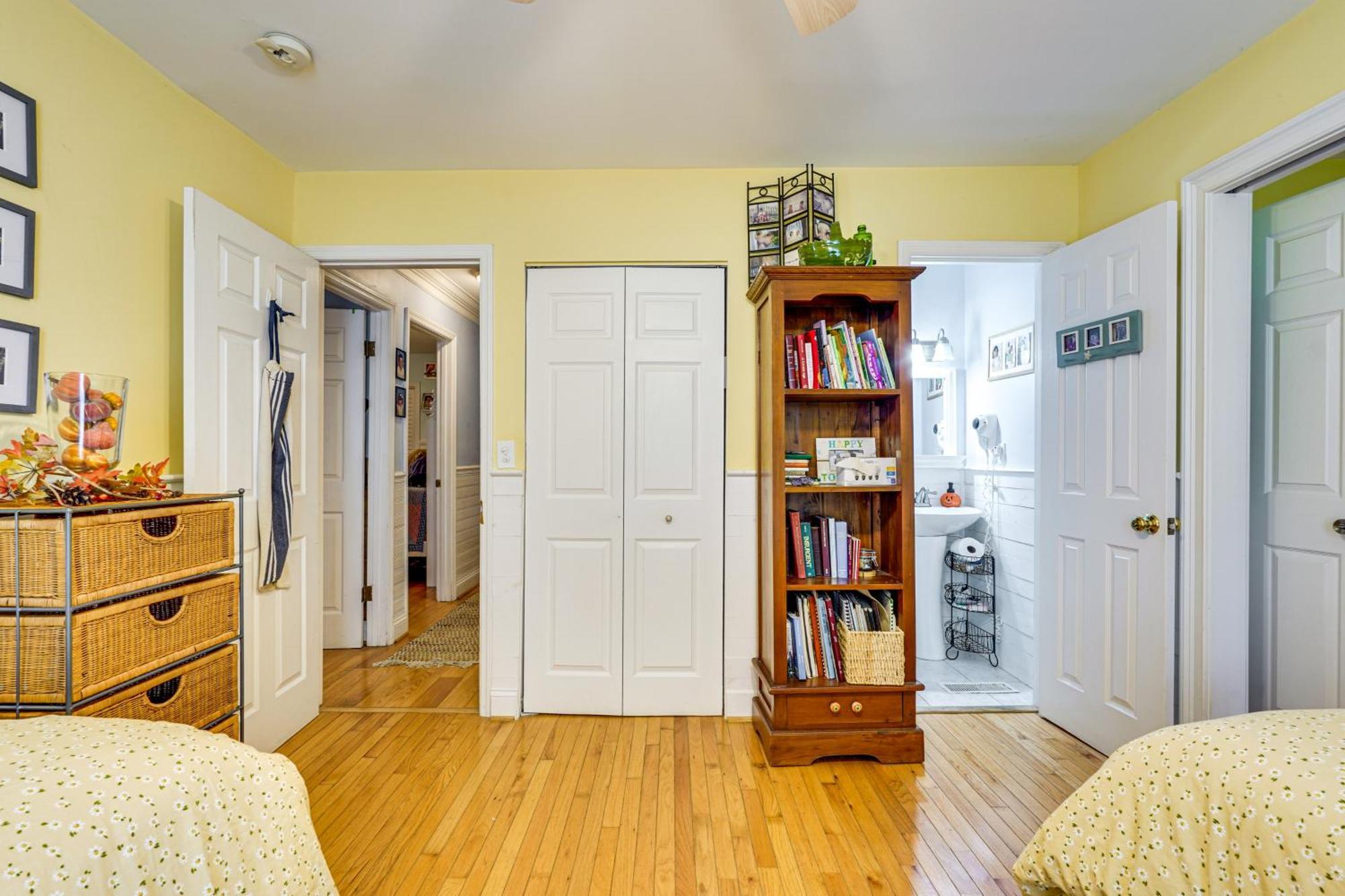 Walk To Gem With Pool And In Isle Of Palms! Holiday home Isle of Palms