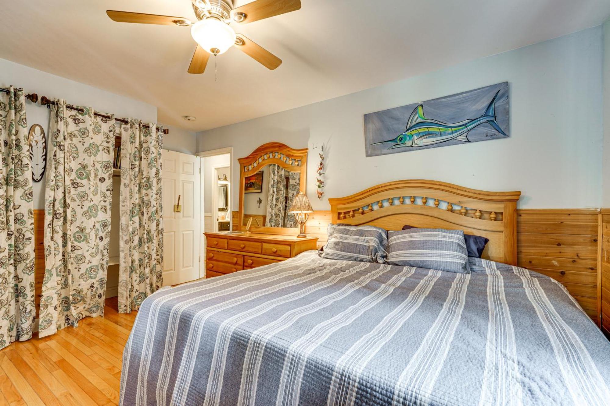 Walk To Gem With Pool And In Isle Of Palms! Holiday home Isle of Palms