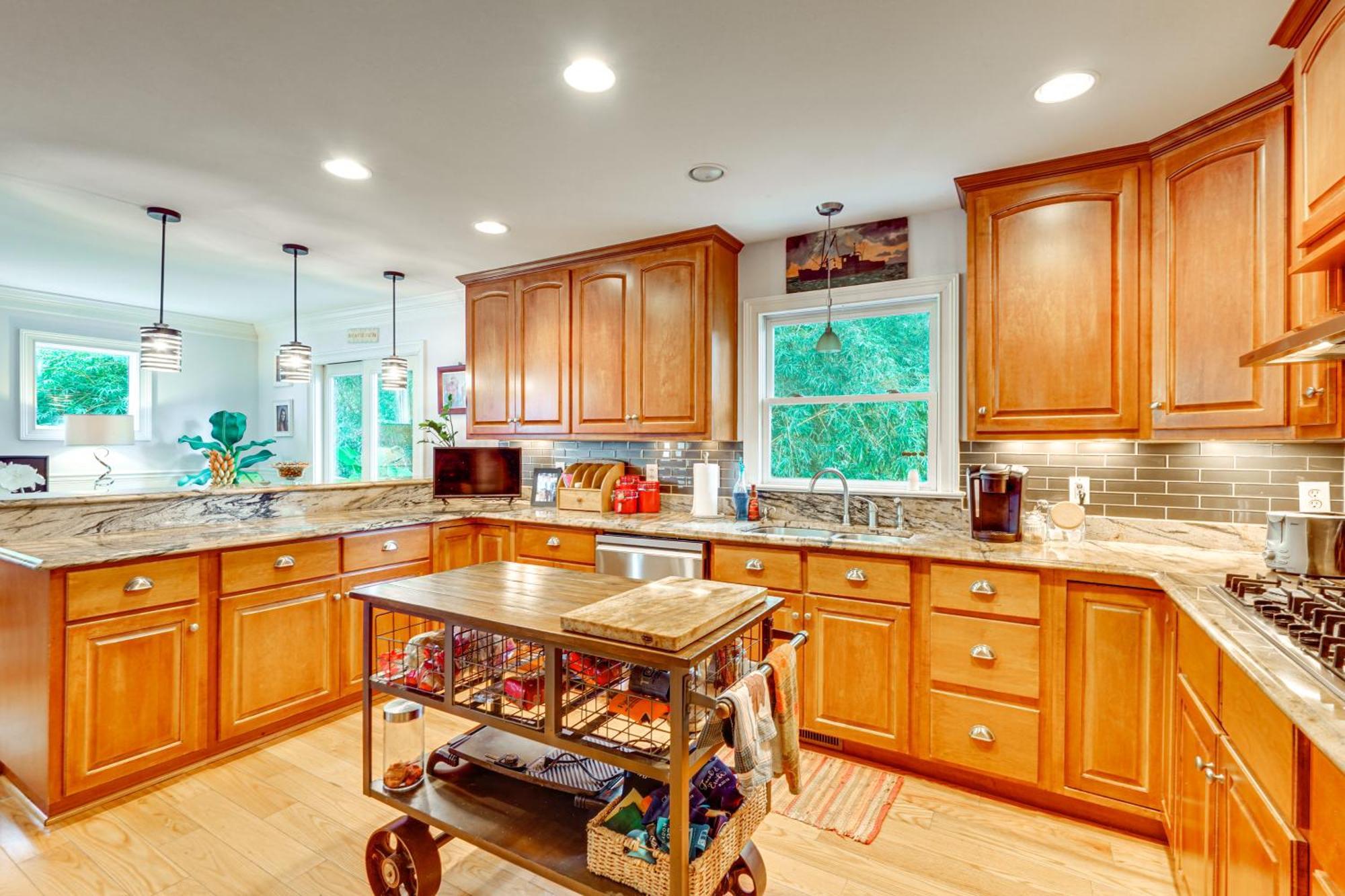 Walk To Gem With Pool And In Isle Of Palms! Holiday home Isle of Palms