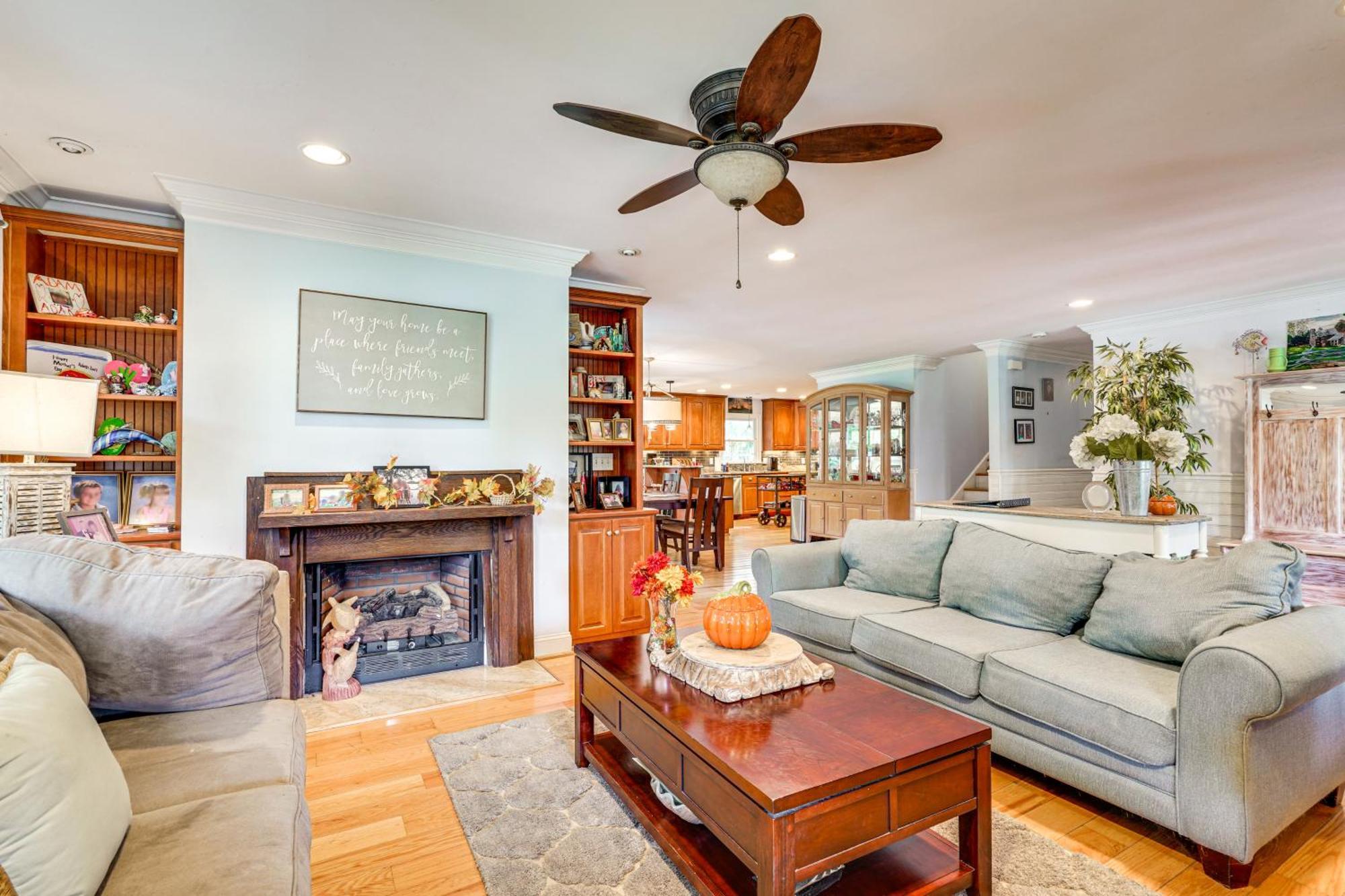 Walk To Gem With Pool And In Isle Of Palms! Holiday home
