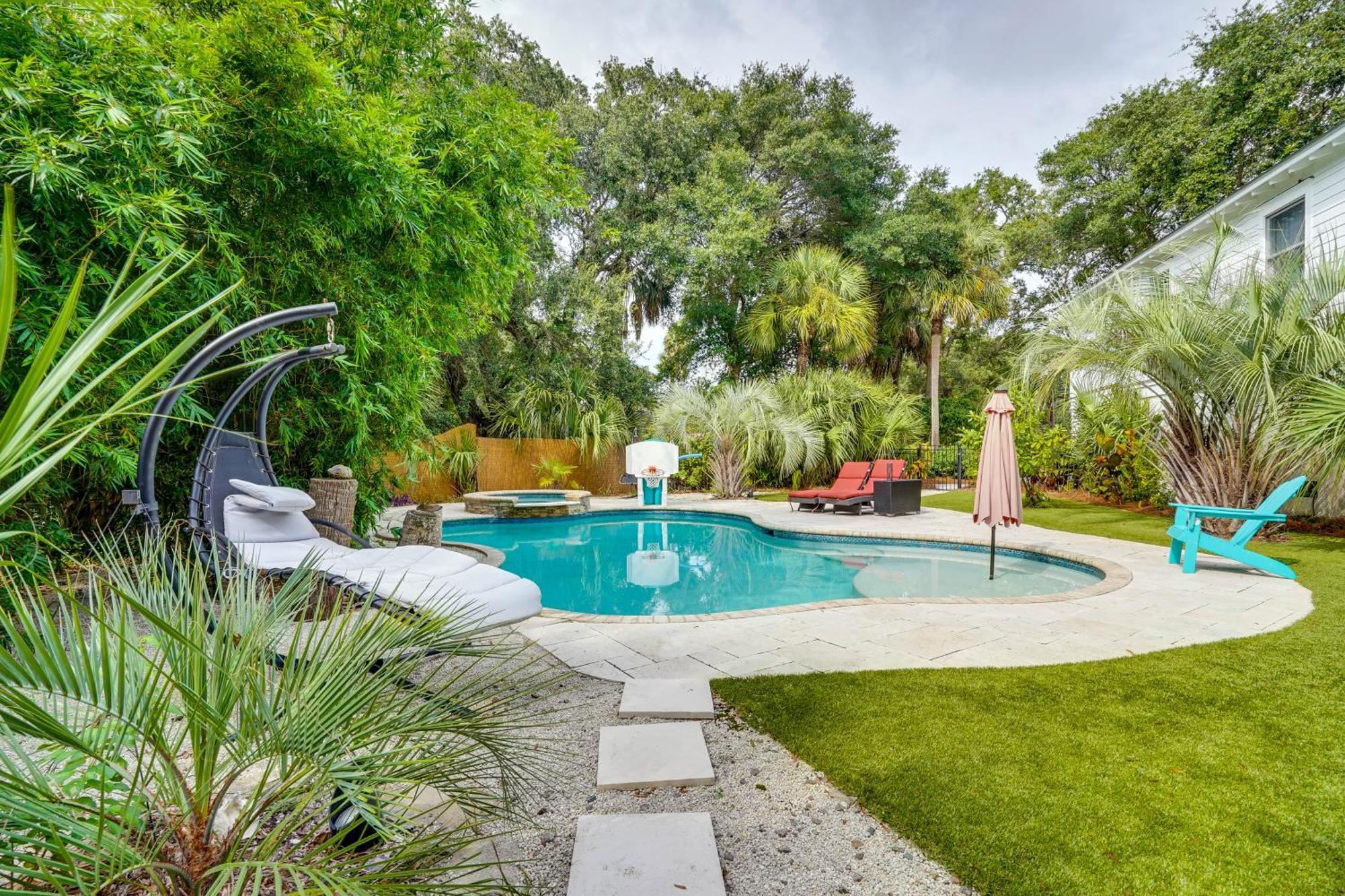 Walk To Gem With Pool And In Isle Of Palms! Holiday home *