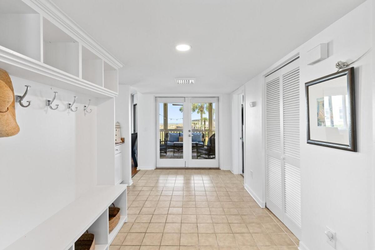 Tidewater H104 - Walkout! Ocean! Pool! Apartment *