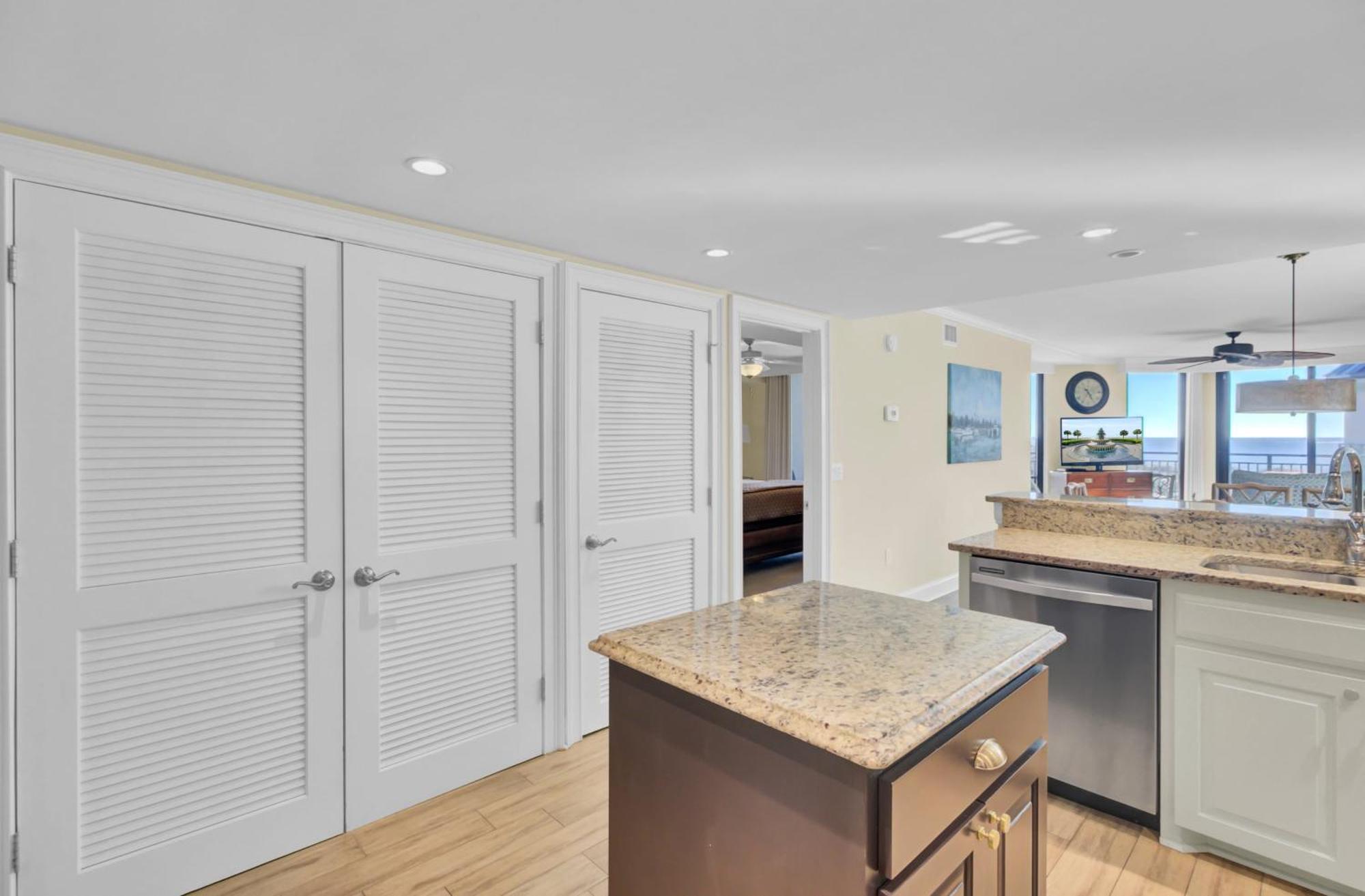 Holiday home Oceanfront W Pool Access Balcony View 312 B Shipwatch By Avantstay *