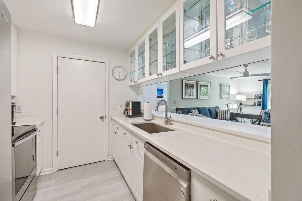 New Listing! Lagoon 23 - Modern! Near Beach!
