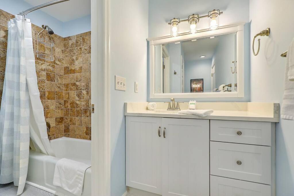 Apartment New Listing! Lagoon 23 - Modern! Near Beach!