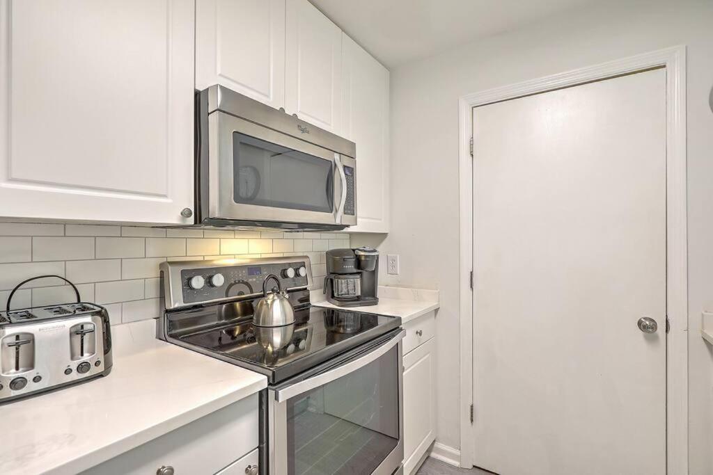 Apartment New Listing! Lagoon 23 - Modern! Near Beach!
