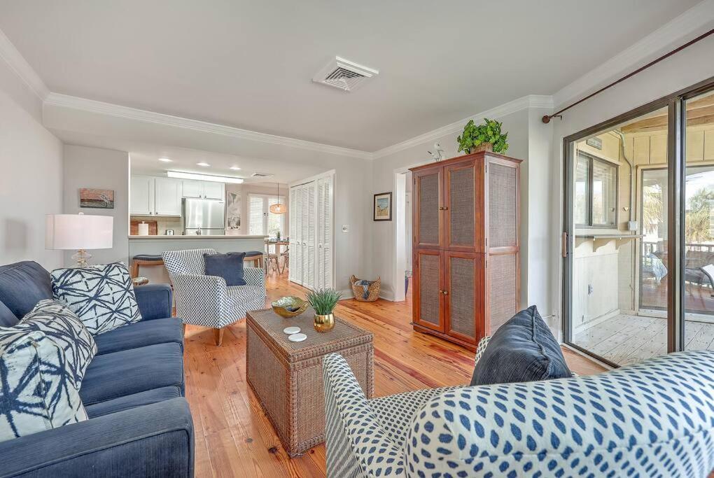 New Listing! Port O' Call E203-luxury Ocean View! * Isle of Palms