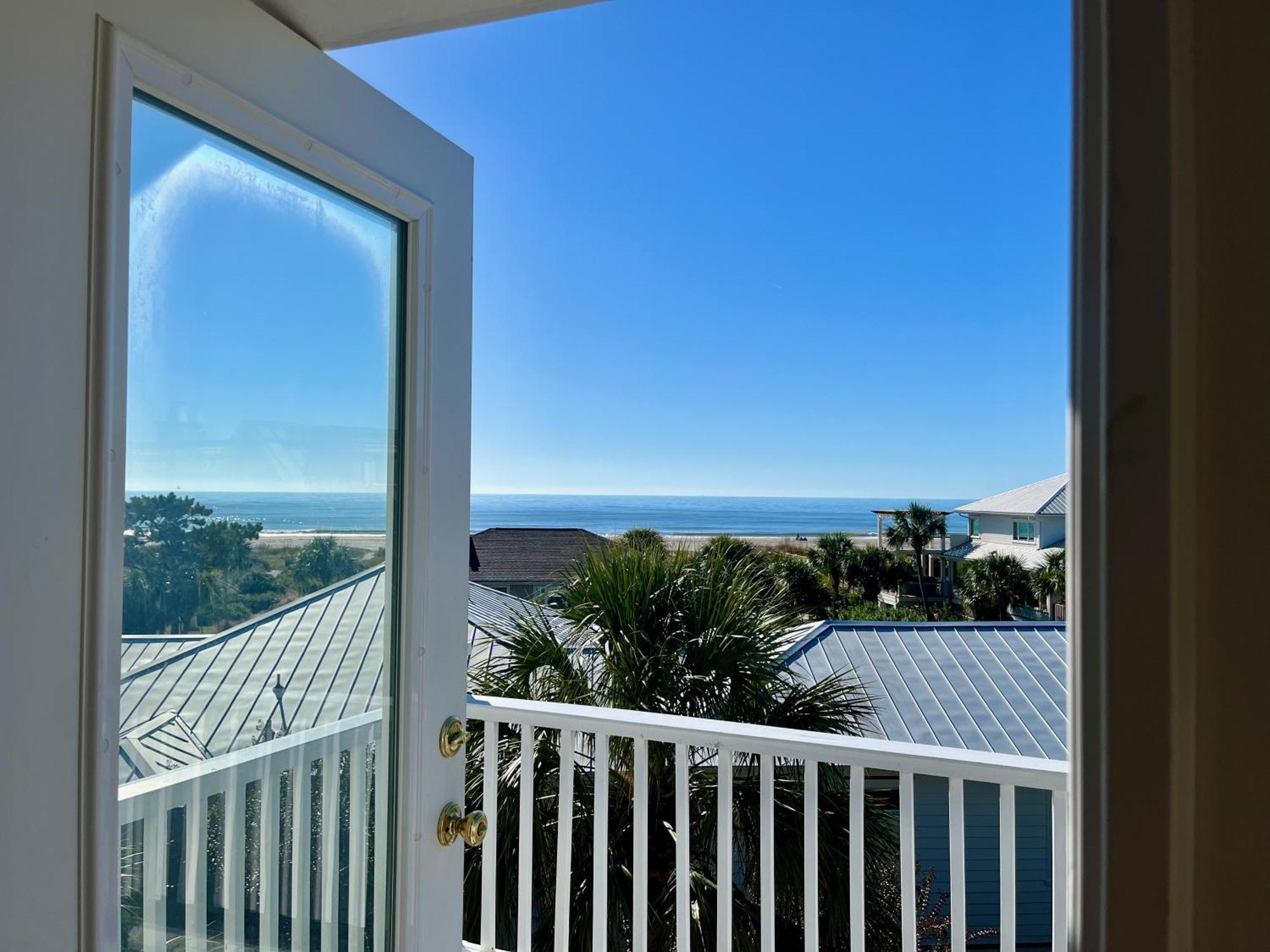 Stunning 6 Bed, 6 Bath View With Pool & Jacuzzi, 2 Min Walk To Ocean Holiday home
