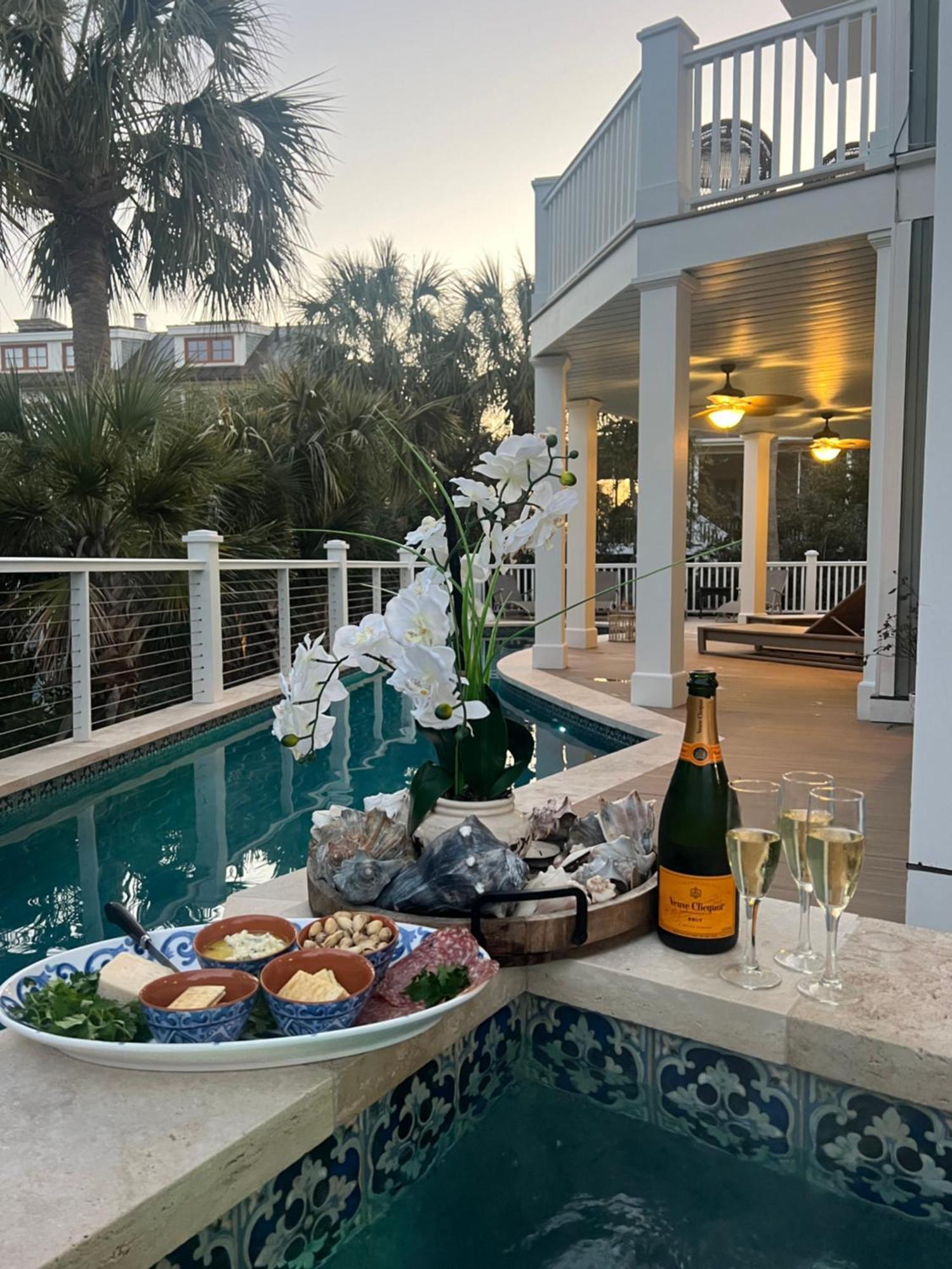 Stunning 6 Bed, 6 Bath View With Pool & Jacuzzi, 2 Min Walk To Ocean Holiday home Isle of Palms